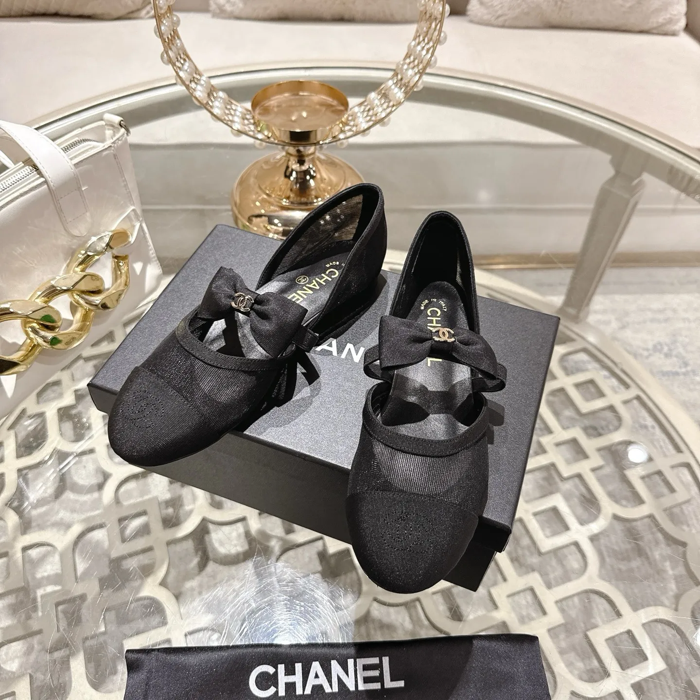 👟👟Ex-factory price 540👟👟 Mesh [purchase-level quality] CHANEL Xiaoxiang 25/A new summer bow-tie shoes 💃 This pair of loafers is really breathtakingly beautiful! Made of cowhide fabric + imported mesh, every detail exudes a sense of high-end ~ classic bow design, Italian genuine leather sole, comfortable and classy on the feet, a perfect must-have for fairies!  🌟 All counters are from the same source! All materials are customized according to the original 1:1, and are developed and patterned from genuine products. The quality is absolutely assured ~ a classic that must be bought every year, a versatile artifact that looks great whether paired with skirts or jeans!  💖 The perfect finishing touch for summer outfits, sisters, just do it! 👉 Fabric: Imported sheepskin Lining: Imported sheepskin Outsole: Private molded outsole Code number: 35-40 (41 customized, non-refundable) Mesh surface